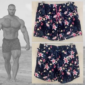 Vacay Swim Trunks Large 32-40" waist 5.5" inseam Gently worn 100% polyester